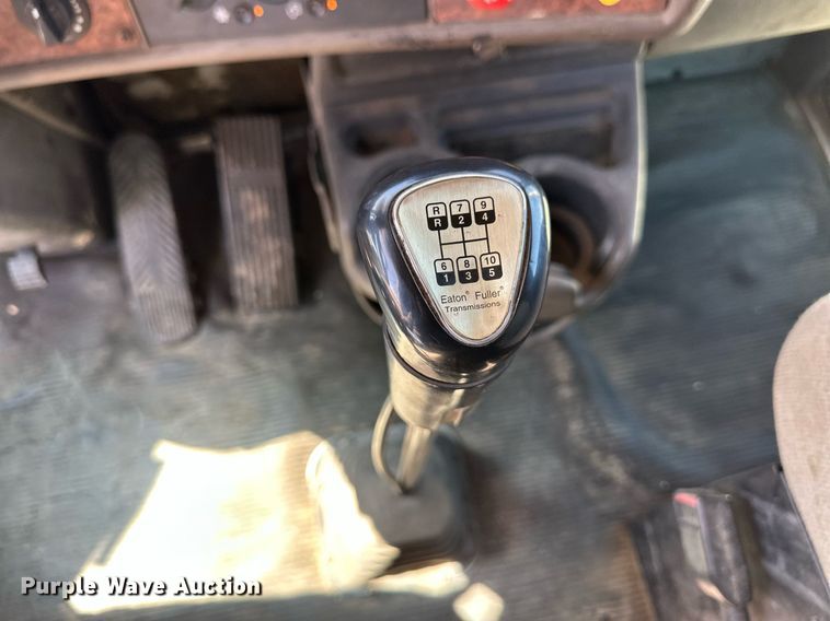 image for item ER8839 2003 Kenworth T600 semi truck