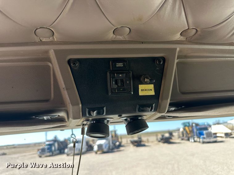 image for item ER8839 2003 Kenworth T600 semi truck