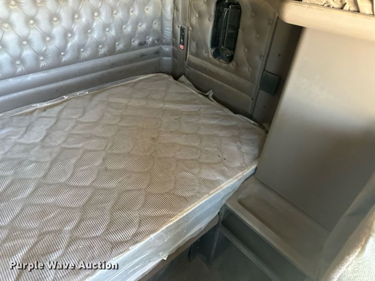 image for item ER8839 2003 Kenworth T600 semi truck