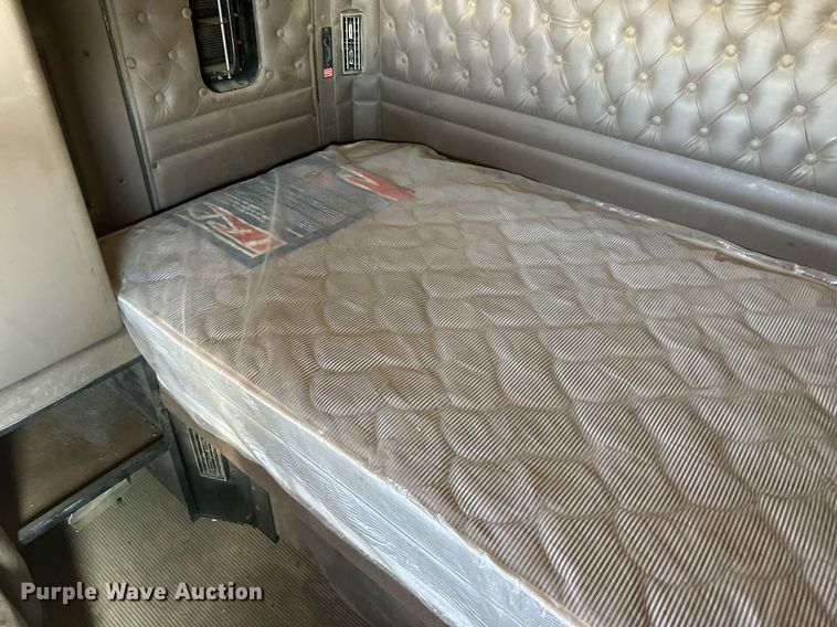 image for item ER8839 2003 Kenworth T600 semi truck