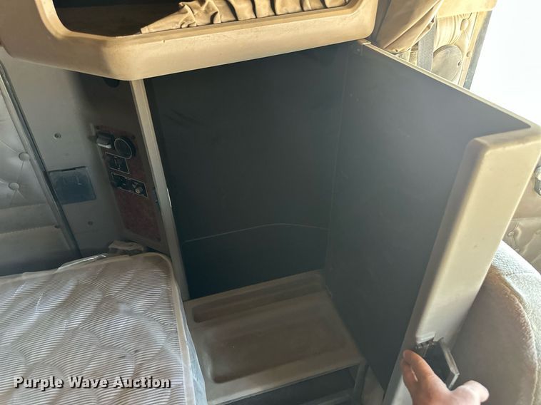 image for item ER8839 2003 Kenworth T600 semi truck