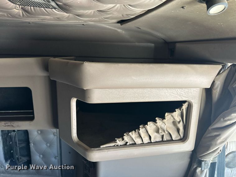 image for item ER8839 2003 Kenworth T600 semi truck