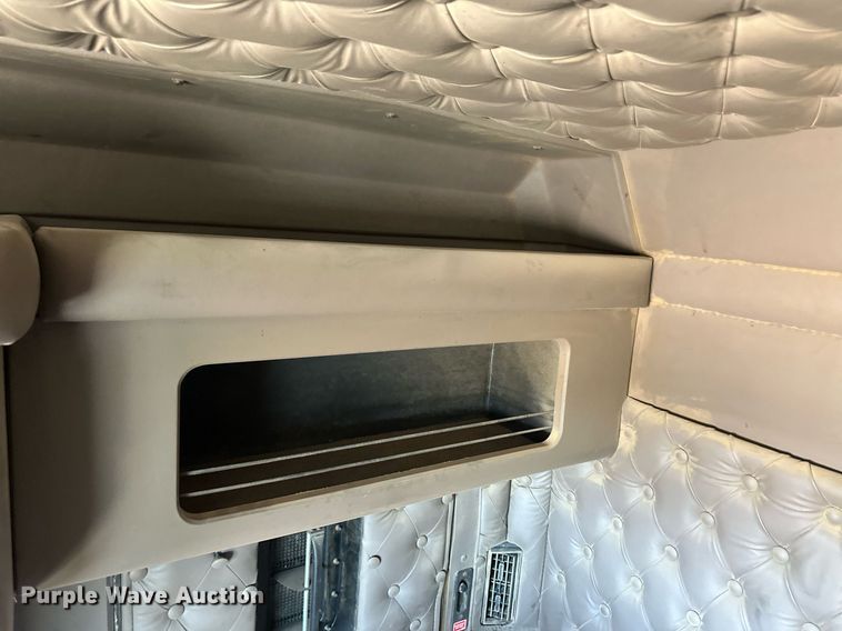 image for item ER8839 2003 Kenworth T600 semi truck