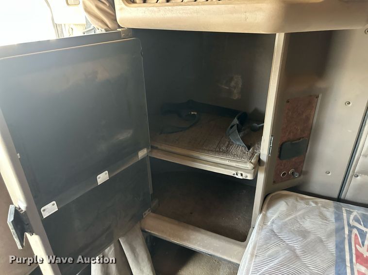 image for item ER8839 2003 Kenworth T600 semi truck