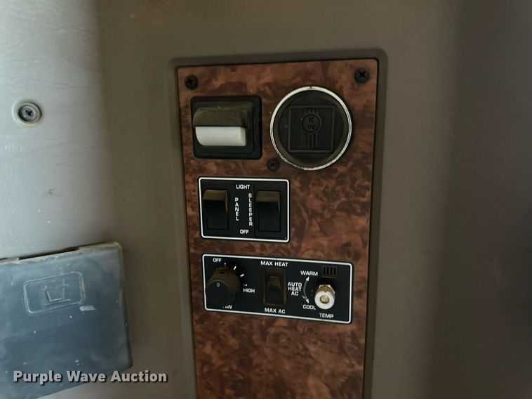 image for item ER8839 2003 Kenworth T600 semi truck