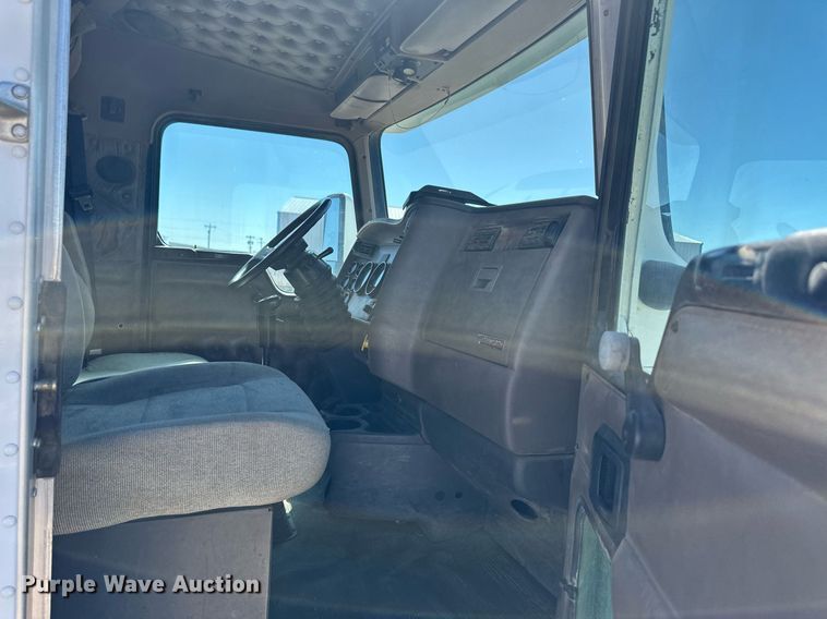 image for item ER8839 2003 Kenworth T600 semi truck