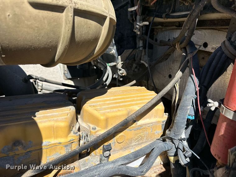 image for item ER8839 2003 Kenworth T600 semi truck