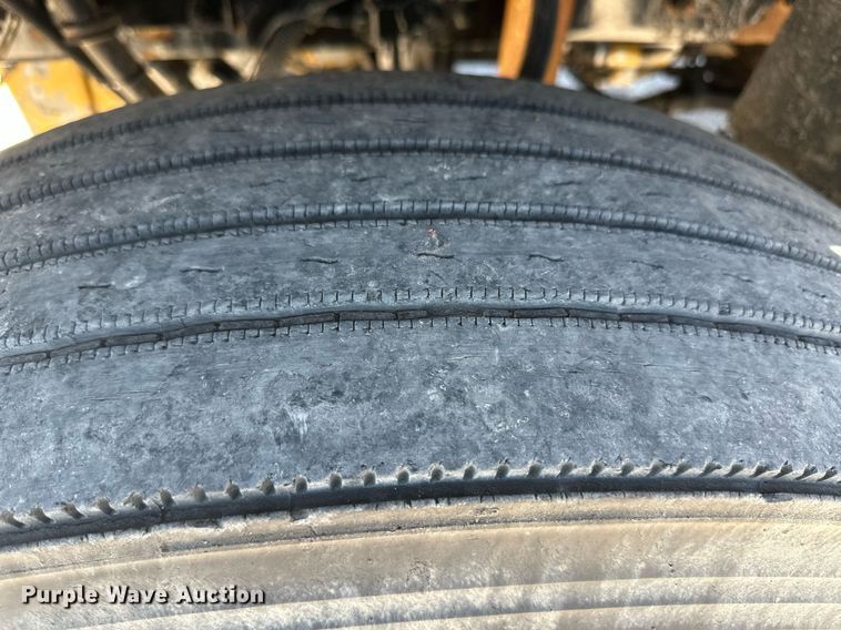 image for item ER8839 2003 Kenworth T600 semi truck