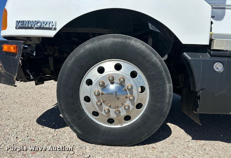 image for item ER8839 2003 Kenworth T600 semi truck