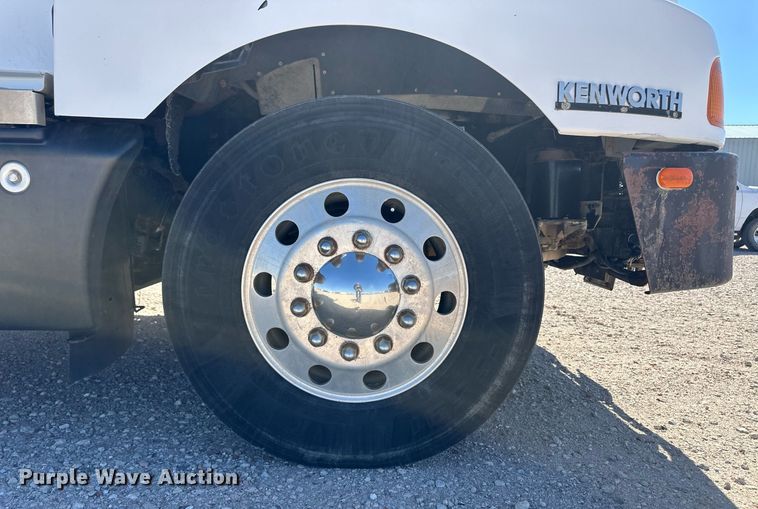 image for item ER8839 2003 Kenworth T600 semi truck