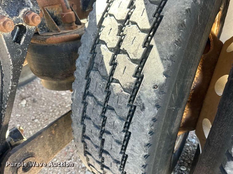 image for item ER8839 2003 Kenworth T600 semi truck