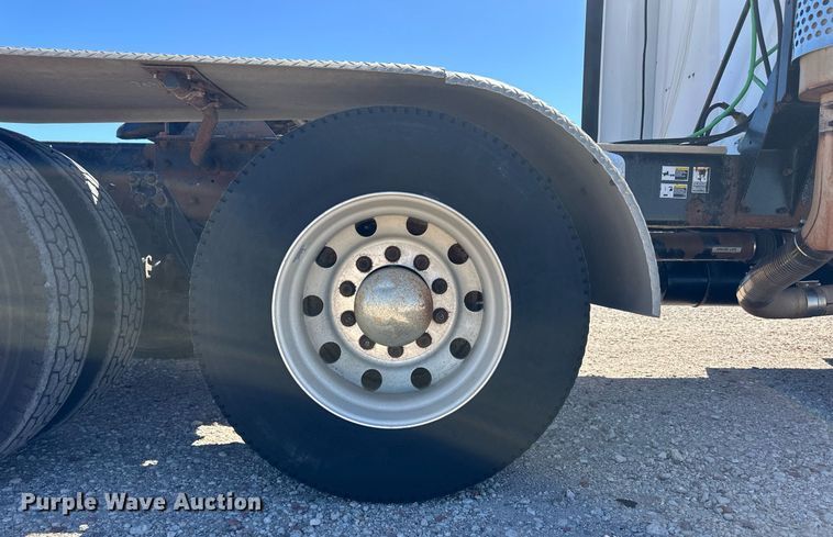 image for item ER8839 2003 Kenworth T600 semi truck