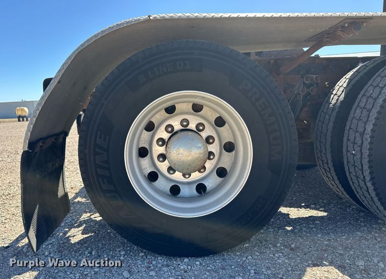 image for item ER8839 2003 Kenworth T600 semi truck