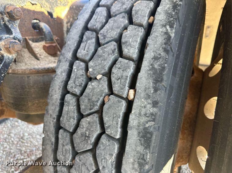 image for item ER8839 2003 Kenworth T600 semi truck