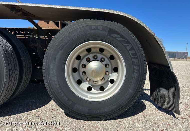 image for item ER8839 2003 Kenworth T600 semi truck