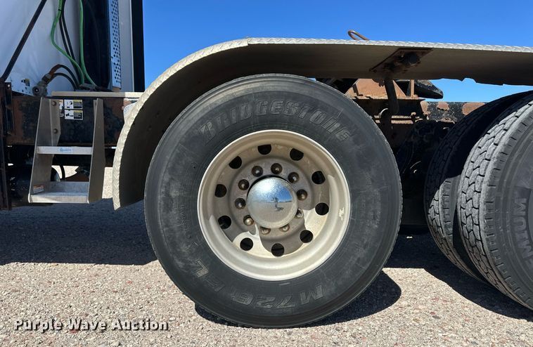 image for item ER8839 2003 Kenworth T600 semi truck