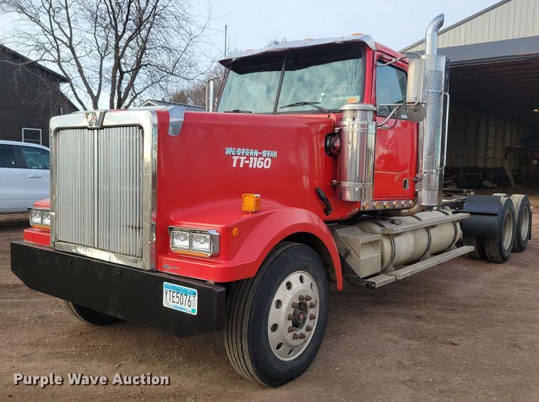 image for item NB9865 2001 Western Star 4964EX semi truck