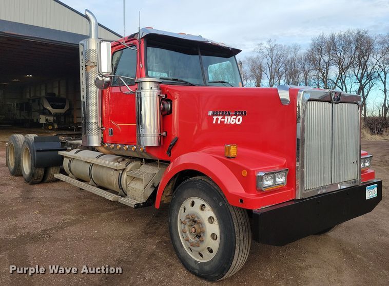 image for item NB9865 2001 Western Star 4964EX semi truck