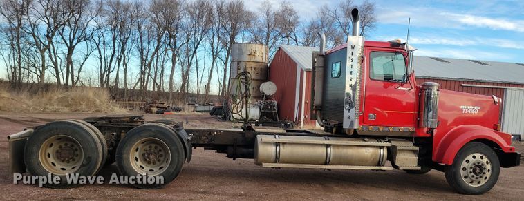 image for item NB9865 2001 Western Star 4964EX semi truck