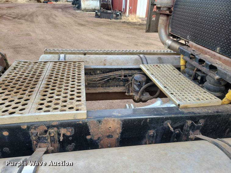 image for item NB9865 2001 Western Star 4964EX semi truck