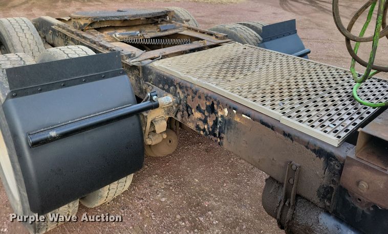 image for item NB9865 2001 Western Star 4964EX semi truck