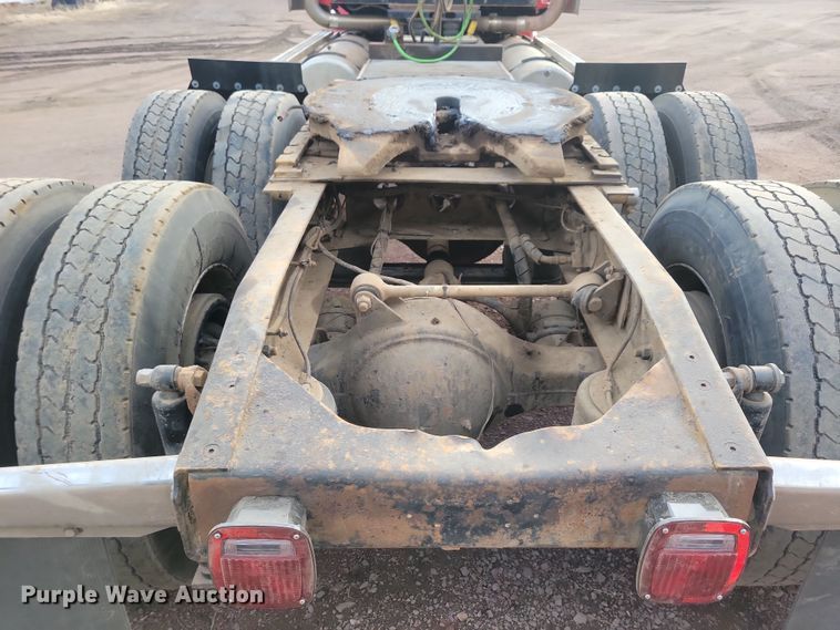 image for item NB9865 2001 Western Star 4964EX semi truck