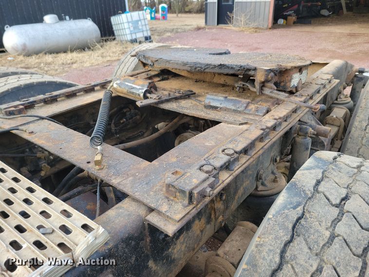 image for item NB9865 2001 Western Star 4964EX semi truck