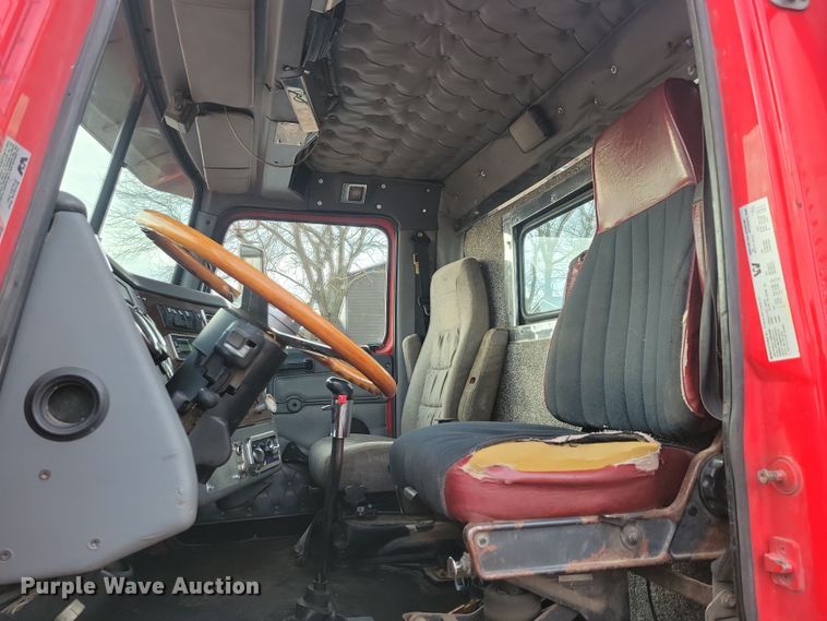 image for item NB9865 2001 Western Star 4964EX semi truck