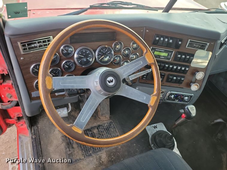 image for item NB9865 2001 Western Star 4964EX semi truck