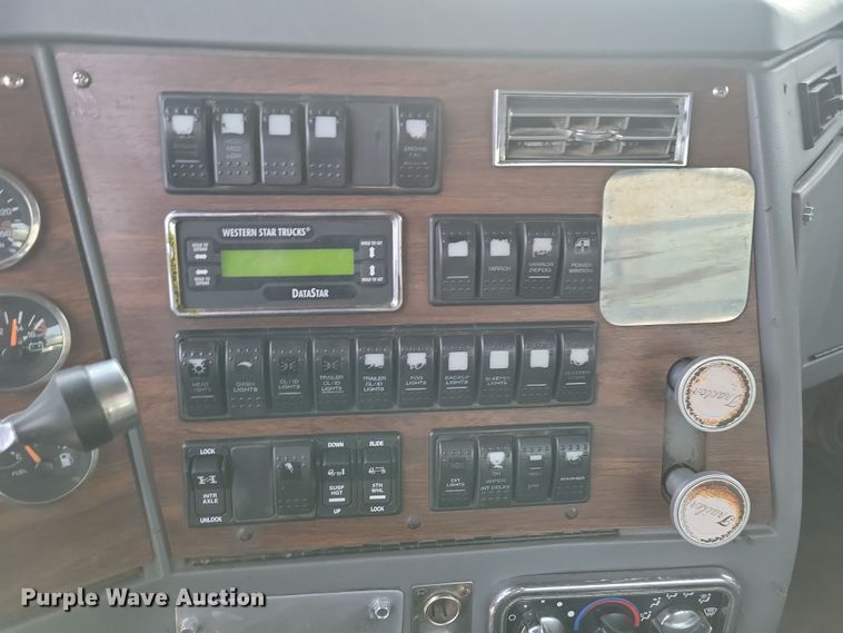 image for item NB9865 2001 Western Star 4964EX semi truck