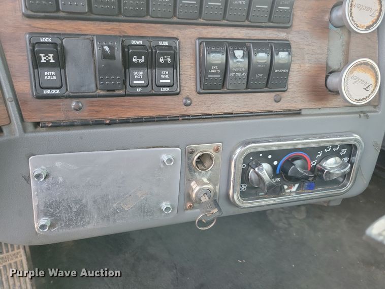 image for item NB9865 2001 Western Star 4964EX semi truck