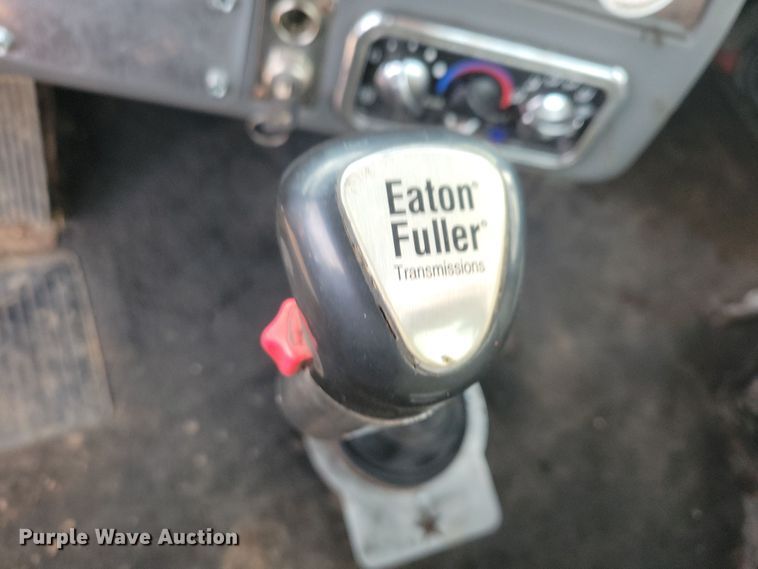 image for item NB9865 2001 Western Star 4964EX semi truck