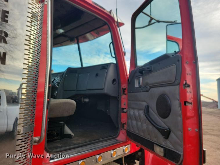 image for item NB9865 2001 Western Star 4964EX semi truck