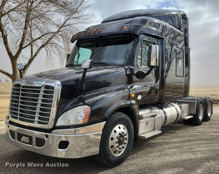 image for item NB9868 2016 Freightliner Cascadia 125 semi truck