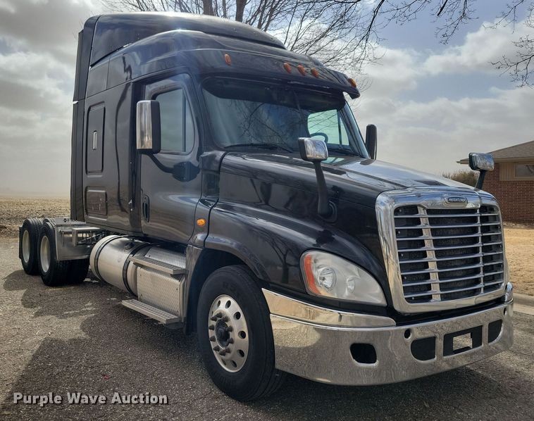 image for item NB9868 2016 Freightliner Cascadia 125 semi truck