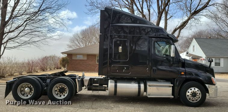 image for item NB9868 2016 Freightliner Cascadia 125 semi truck