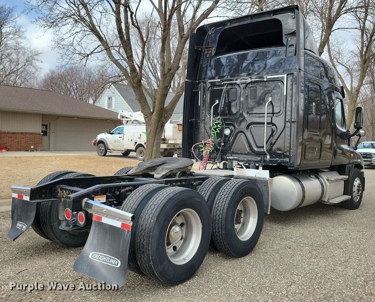 image for item NB9868 2016 Freightliner Cascadia 125 semi truck