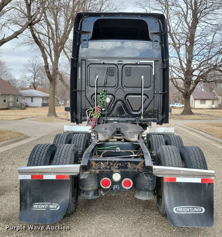 image for item NB9868 2016 Freightliner Cascadia 125 semi truck