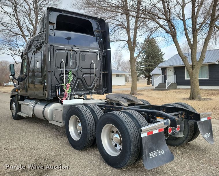 image for item NB9868 2016 Freightliner Cascadia 125 semi truck