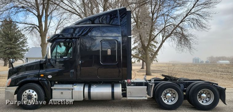 image for item NB9868 2016 Freightliner Cascadia 125 semi truck