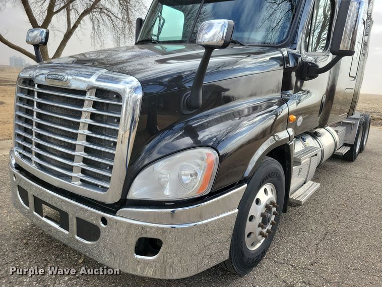 image for item NB9868 2016 Freightliner Cascadia 125 semi truck