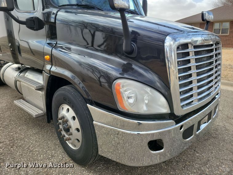 image for item NB9868 2016 Freightliner Cascadia 125 semi truck