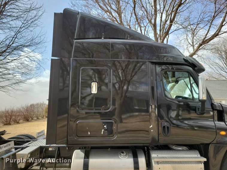 image for item NB9868 2016 Freightliner Cascadia 125 semi truck