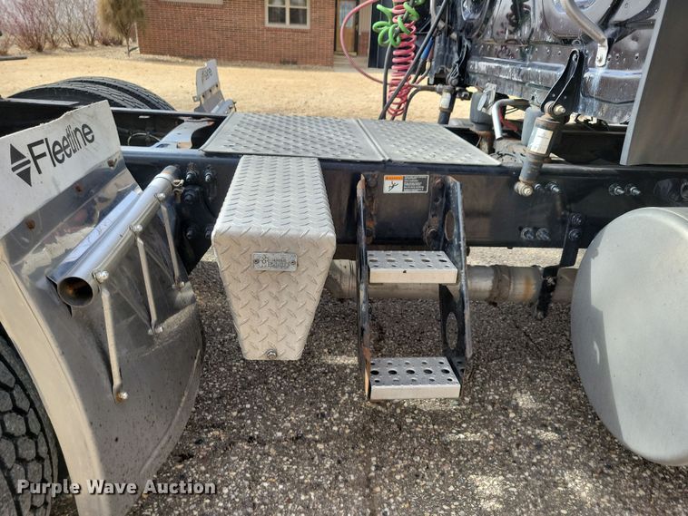 image for item NB9868 2016 Freightliner Cascadia 125 semi truck