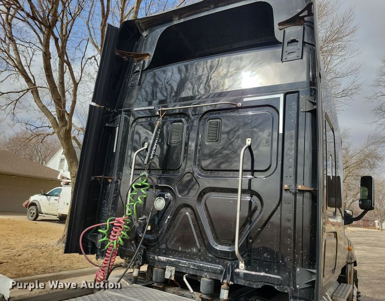 image for item NB9868 2016 Freightliner Cascadia 125 semi truck