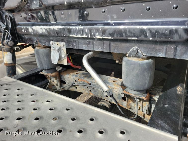 image for item NB9868 2016 Freightliner Cascadia 125 semi truck