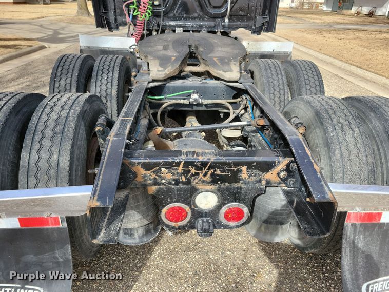 image for item NB9868 2016 Freightliner Cascadia 125 semi truck