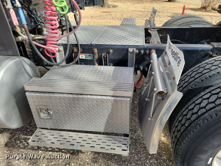 image for item NB9868 2016 Freightliner Cascadia 125 semi truck