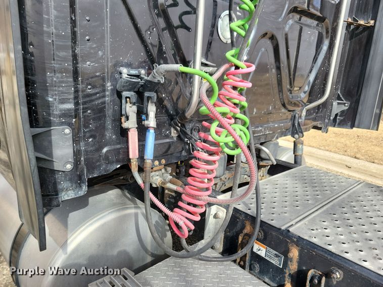 image for item NB9868 2016 Freightliner Cascadia 125 semi truck