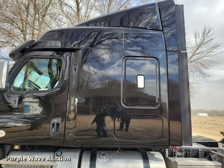 image for item NB9868 2016 Freightliner Cascadia 125 semi truck